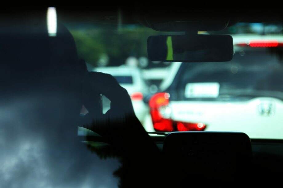 Celular ao volante: multas envolvendo uso do aparelho crescem 20% em MS