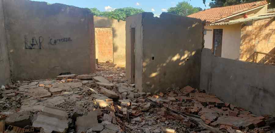 Sem conseguir arcar com IPTU, idoso demole casa e acaba soterrado por muro no Tiradentes
