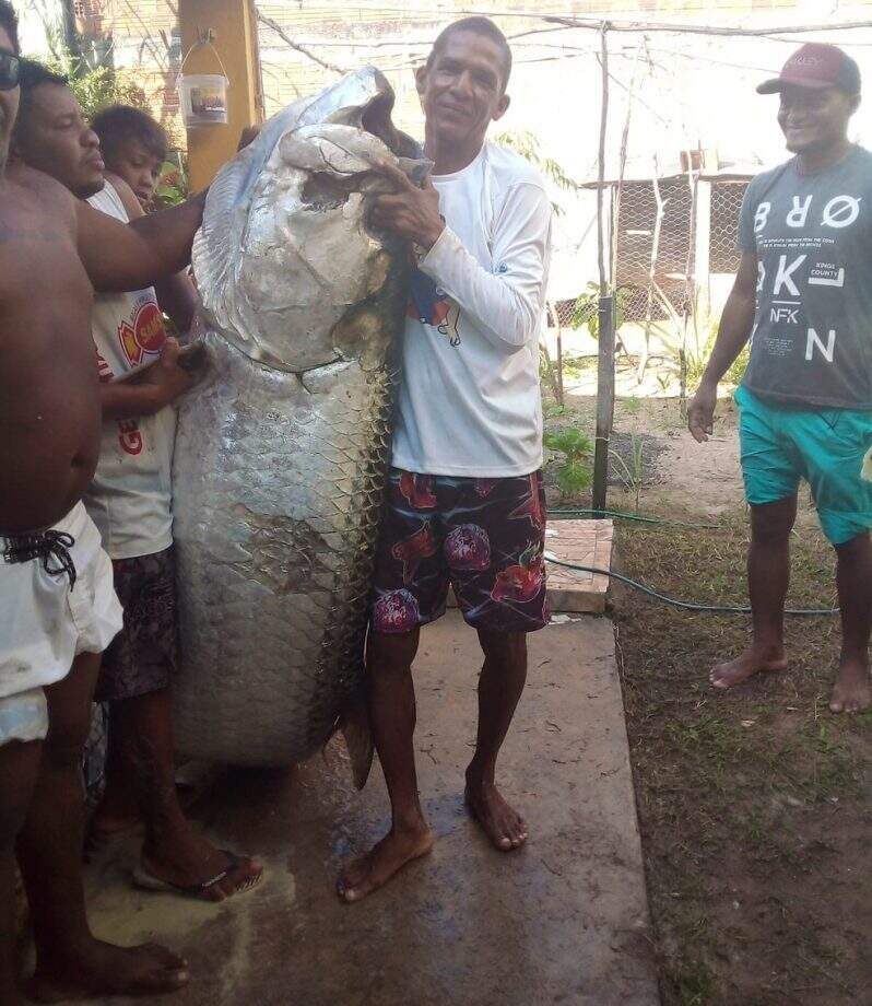 Homem com o peixe de 100kg