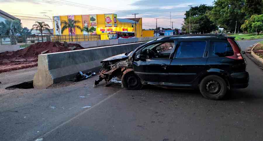 Veículo foi deixado no local