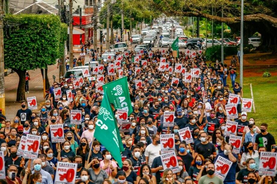 Professores se encaminhando à Prefeitura