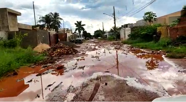 A falta de pavimentação na rua gera transtorno há anos