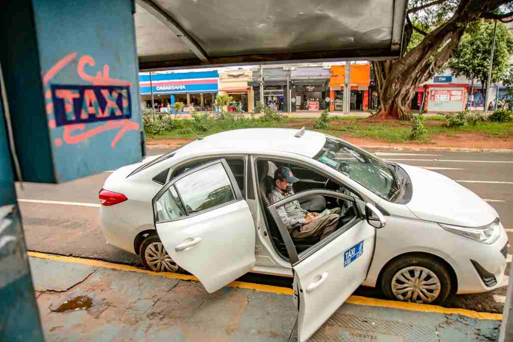 Taxistas comentam sobre aumento de clientes mais jovens após reclamações em aplicativos de carona