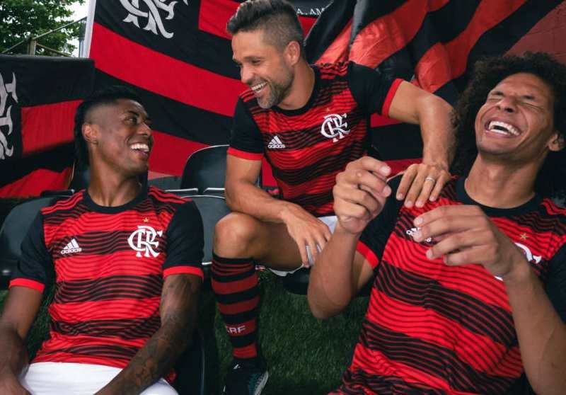 Impressão digital? Flamengo anuncia nova camisa e vira meme entre rubro-negros