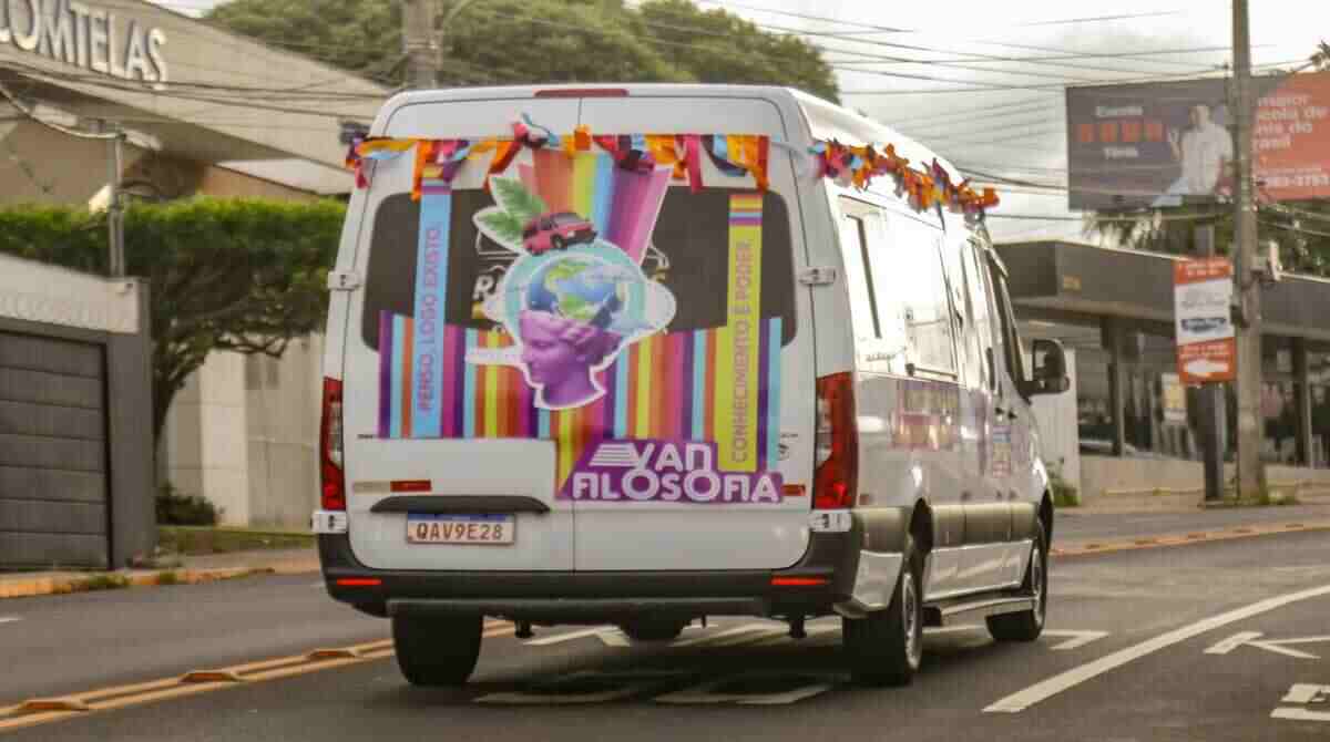 Veículo colorido chama atenção em Campo Grande e leva nome de 'Van Filosofia'