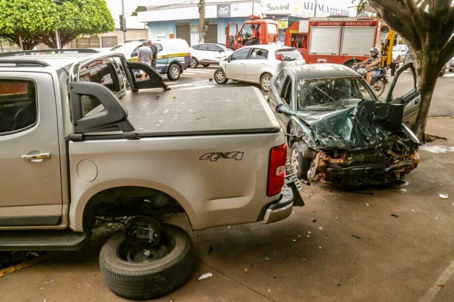 Situação em que ficou os veículos após a colisão (Foto: Marcos Hermínio)