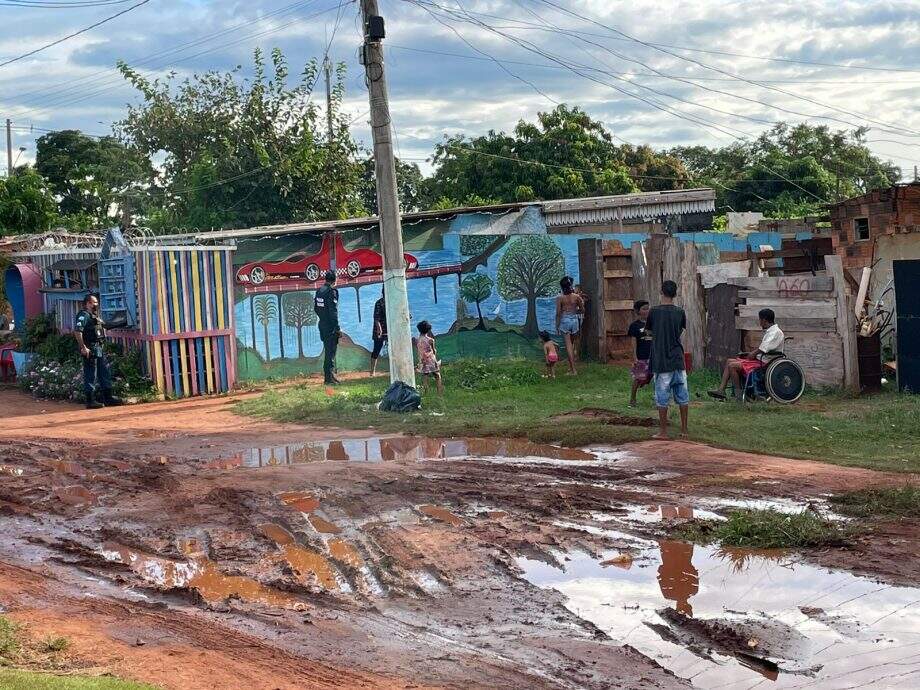 A casa do casal é localizada dentro de uma viela