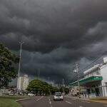 Céu escureceu: sob alerta de tempestade, chuva chega a Campo Grande na tarde desta terça-feira
