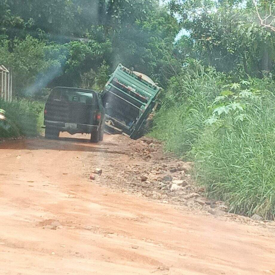 Rua esburacada dificulta tráfego de passageiros e caminhão da coleta de lixo cai em buraco