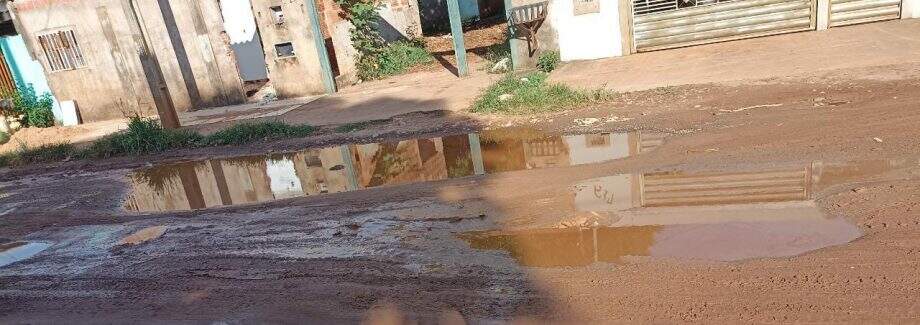 Rua enche de lama e dificulta passagem de motoristas no bairro Caiobá