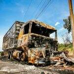 VÍDEO: Caminhão fica destruído após pegar fogo em acidente na BR-262