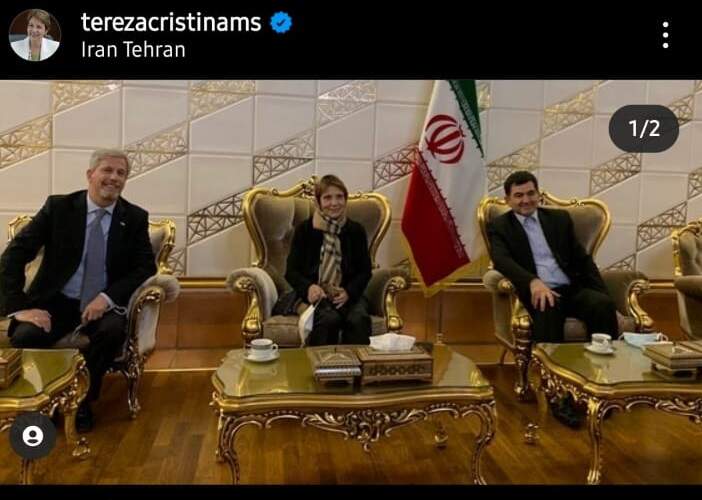 Respeitando a tradição, ministra usa véu e visita Shiraz, cidade do Irã