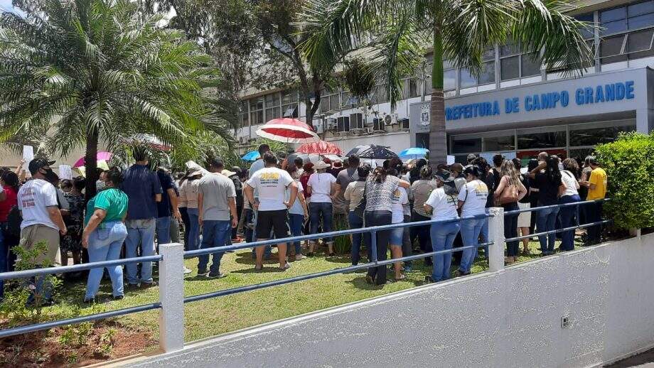 Servidores fazem protesto em frente à prefeitura e pedem de reajuste no auxílio alimentação a plano de carreira