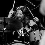 Taylor Hawkins, baterista do Foo Fighters, morre aos 50 anos.