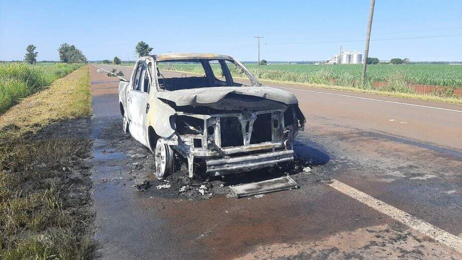 Veículo foi destruído pelas chamas