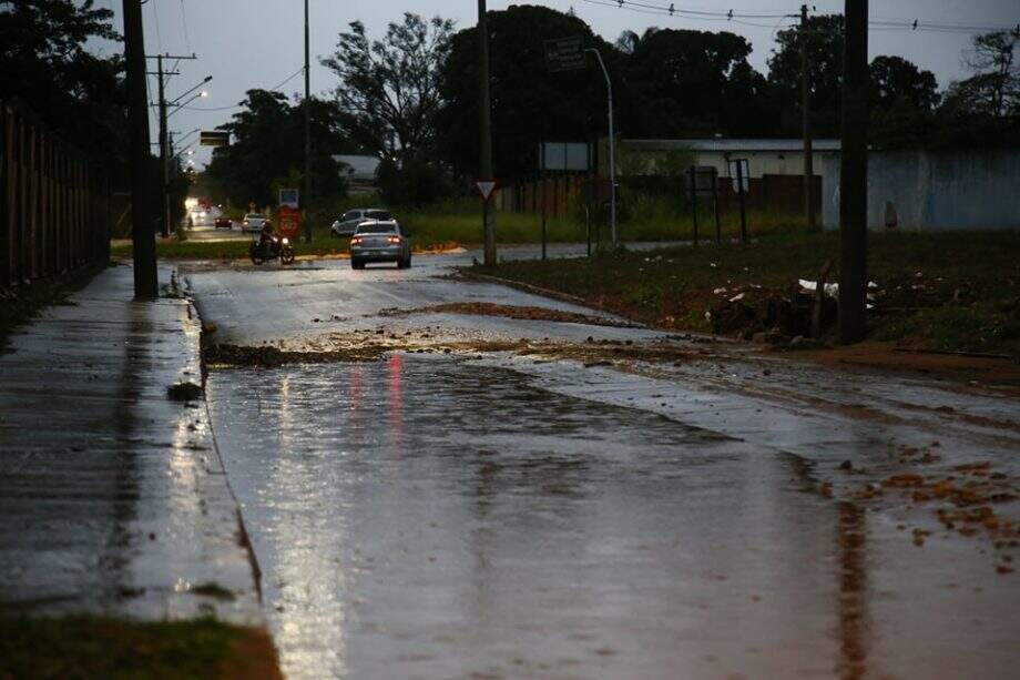 Local onde a vítima ficou ilhada está alagado