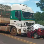 Motorista morre esmagado em acidente entre carro de passeio e caminhão na BR-163