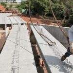 Ponte que ligará o Polo Empresarial Oeste ao bairro Carioca começa a ser erguida em Campo Grande