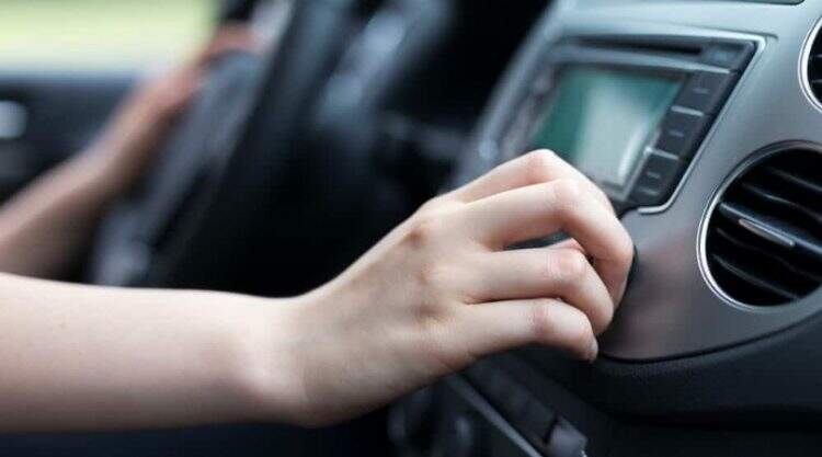 Música alta no carro pode fazer mal para a audição, indica especialista