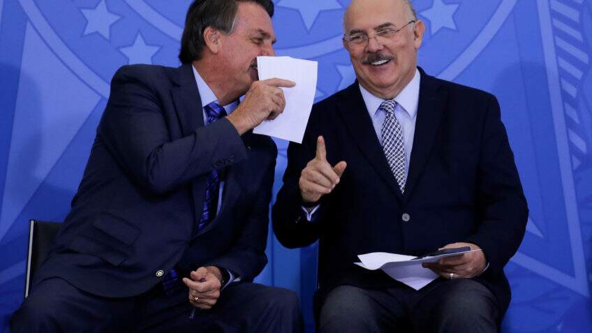 Bolsonaro diz que Milton Ribeiro deixou governo 'temporariamente'