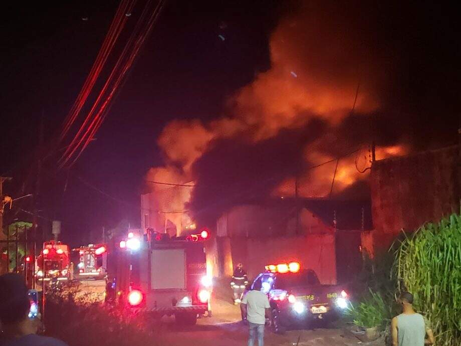 WhatsApp Image 2022 03 30 at 00.47.54 1 - VÍDEO: incêndio de grandes proporções destrói galpão de empresa no Jardim Colúmbia