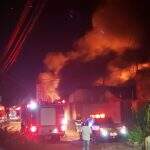 VÍDEO: incêndio de grandes proporções destrói galpão de empresa no Jardim Colúmbia