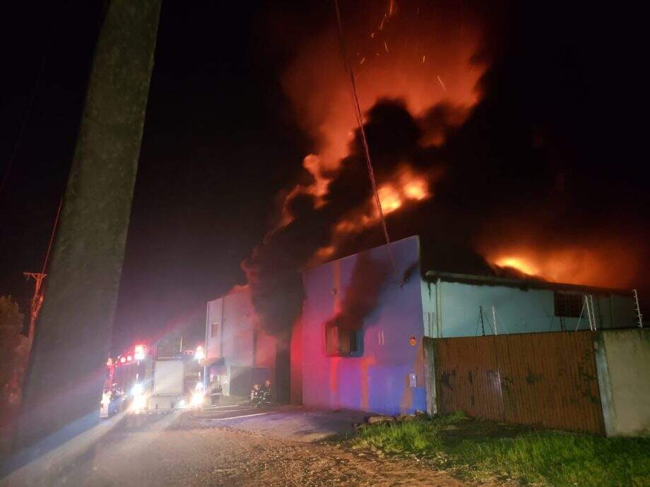 WhatsApp Image 2022 03 30 at 00.48.21 - VÍDEO: incêndio de grandes proporções destrói galpão de empresa no Jardim Colúmbia