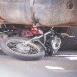 Motociclista é arrastado e fica embaixo de caminhão após acidente em Campo Grande