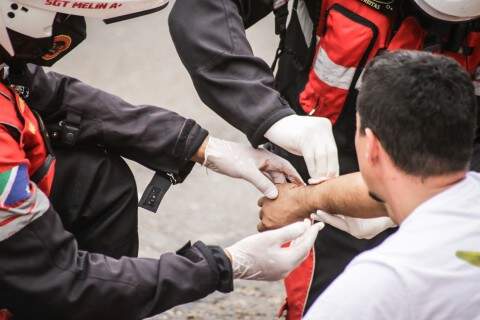 O motociclista teve alguns ferimentos e precisou ser socorrido pelo Corpo de Bombeiros.