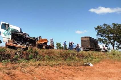 Acidente entre carretas deixa um morto e caminhoneiro ferido na BR-262