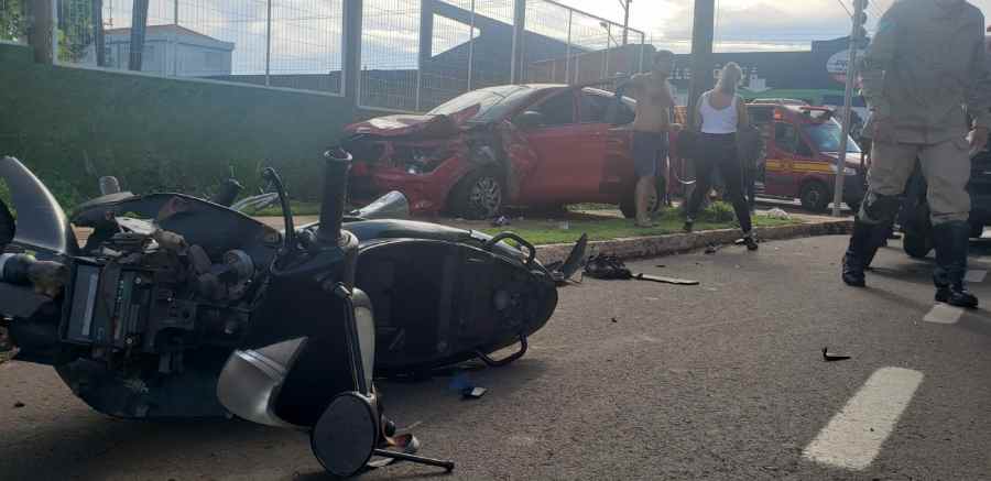 Carro acabou atingindo o poste após o acidente