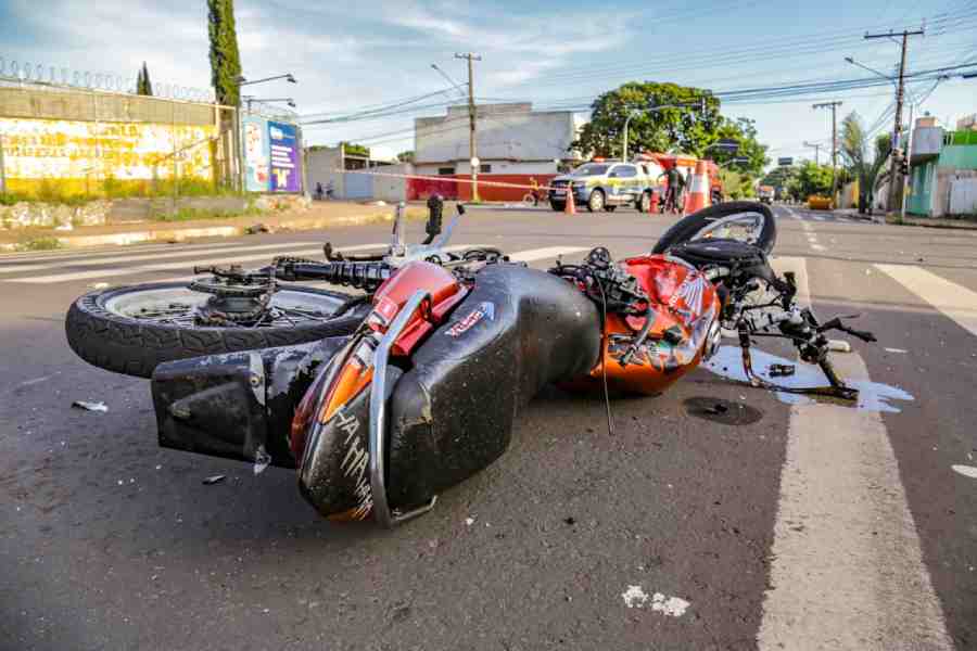 Motociclista morreu após colisão contra o carro de Carlos