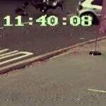 VÍDEO: Motociclista é arremessado após atingir carro que atravessa a Rua Brilhante