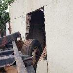 Motorista tem mal súbito e destrói muro de casa em Campo Grande