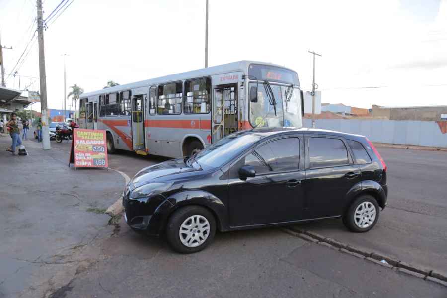 VÍDEO: Passageiros de ônibus caem após colisão e três mulheres ficam feridas em Campo Grande