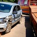 Carro de motorista de aplicativo é arrastado por caminhão em acidente em Campo Grande