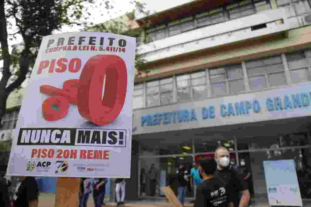 Dezenas de professores se reuniram em frente a Prefeitura de Campo Grande na tarde de hoje