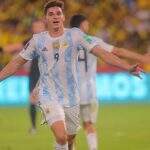 Argentina iguala recorde de 31 jogos sem perder após empate polêmico com Equador