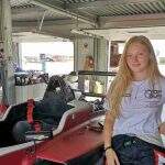Aos 15 anos, única garota na F4 brasileira mira carreira nas pistas