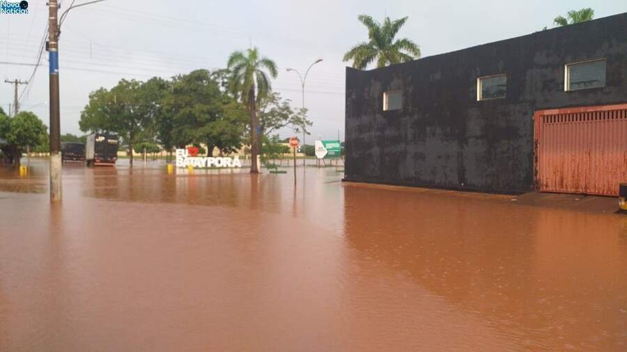 Temporal causa alagamentos em Nova Andradina e Lagoa do Sapo transborda em Batayporã