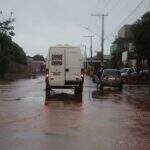 Chuva forte causa pontos de alagamento na Rua da Divisão, em Campo Grande