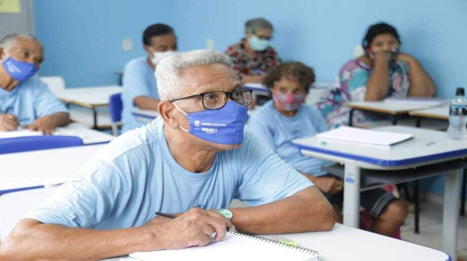 Eurípedes voltou à escola depois de muitos anos longe dos estudos