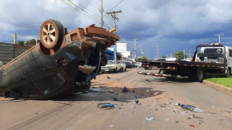 Carro foi atingido e capotou na avenida