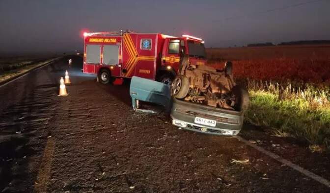 Uma mulher morreu e um jovem ficou gravemente ferido no capotamento.