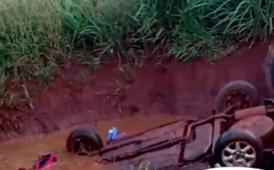 Bebê morre no hospital após carro de família cair em buraco alagado na estrada