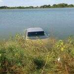 Motorista perde controle da direção e cai com carro dentro de lagoa em cidade de MS