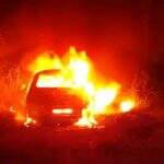 Carro usado em atentado na fronteira de MS é encontrado em chamas