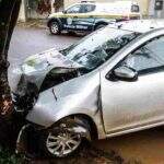 Motorista bate carro em árvore no Oliveira ao levar filha para a escola em Campo Grande