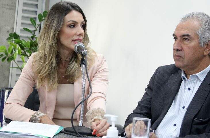 Ana Carolina Ali ao lado do governador Reinaldo Azambuja