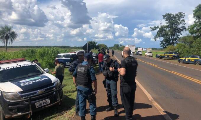 Policiais na tarde deste sábado em ocorrência na BR-163